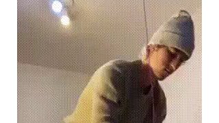 물구나무 서서 휴지심에 넣기