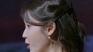순백의 드레스 자태 뽐내는 백상 아이유