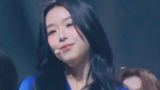 안전벨트 매고 인사하는 트리플에스 김채연