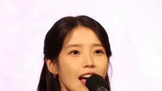 순백의 드레스 자태 뽐내는 백상 아이유 2
