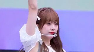지원 가죽 재킷 속 흰 티