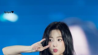 베이비몬스터 아현 시원한 은빛 의상