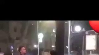 길거리에서 싸우는 커플