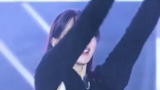 야구장 리폼한 크롭 유니폼 흰 반바지 리센느 원이