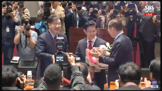 실시간 ) 국힘 김문수에게 꽃다발 증정식