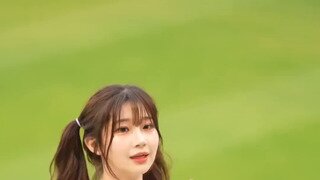 땀 닦은 타월 주는 이주은 치어리더