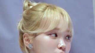 바닥에 앉은 르세라핌 김채원