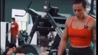 아니 무슨 헬스 중에 여자가 도와줘?