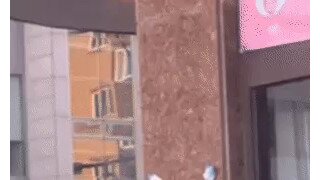 되게 정성 들여서 쓰레기를 버리는 남자..