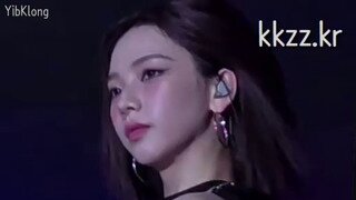 화보 촬영하는 체인 바디수트 에스파 카리나 (에스파)