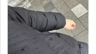 우산 없이 걸어가는 할머니