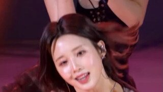 똥 머리 분홍 크롭 티 테니스 치마 라잇썸 나영