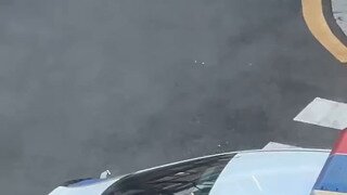경찰에 체포당하는 여고생.mp4