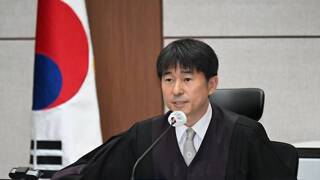 왜 지귀연 판사는 절대 룸살롱 출입한 사실이 일생동안 단 한번도 없다는 기사 나오지 않을까요?
