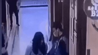 경비 괴롭히는 누나들