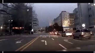 코스트코로 진입하려는 한 여성 운전자