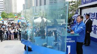 이재명후보 유세 방탄유리 등장