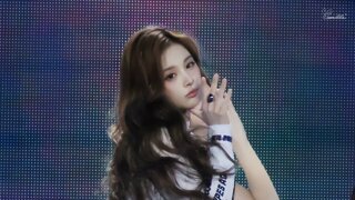 뒤에서 본 설윤 (엔믹스)
