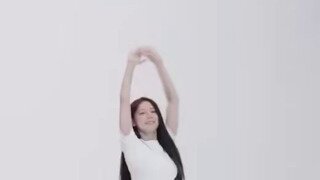 쪼그려 물 마시는 미연 (여자아이들)