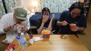 매운 한국 라면 먹방 대결하는 레무 누나