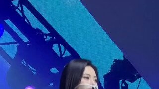 많이 말아올린 반팔 티 허리라인 트와이스 쯔위 뒤태
