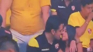 급정색하는 관중석 커플