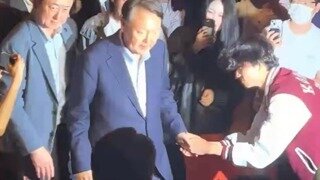 이 더운 날씨에 과잠 입고 윤석열 영접