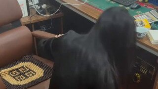 조심성 없이 다 흘리는 비서