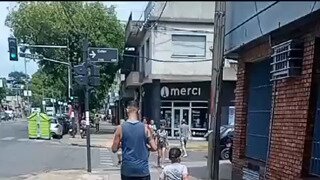 장난감 기차 끌고가는 아이.mp4...