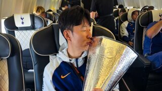트로피 들고 비행기탄 손흥민