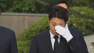 [극혐] 봉하마을에서 눈물 흘리는 이준석