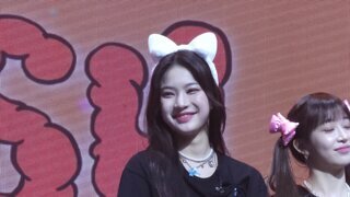 팬들 셀카 찍어주는 스테이씨 아이사