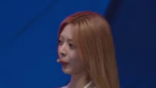 ITZY 유나 옆에서 본 단추 민소매티