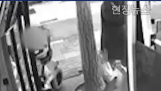 휠체어 장애인이 버스를 타려하자 문닫고 출발한 이유