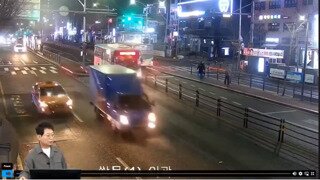 무단횡단 보행자 오토바이에 깔려서 사망