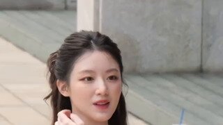 짧은 치마 입고 발차기하는 아이들 팬사인회 슈화