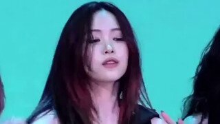 빨간 가죽 핫팬츠 그물 스타킹 ITZY 류진