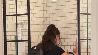 샤워부스 사기 전 이것저것 측정해보는 女