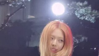 앞으로 숙이는 안무 ITZY 유나