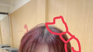 하얀 민소매 카라티 두 팔을 든 시그니처 지원