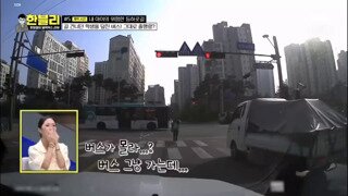 신호위반 하고 여학생 친 뒤 그냥 가버리는 버스기사
