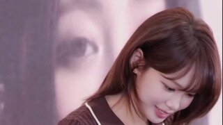 흰 민소매 청바지 르세라핌 김채원
