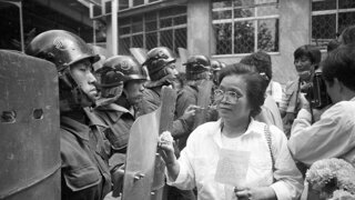 1987년 6월 민주 항쟁 전경들에게 꽃 달아주는 민가협 어머니