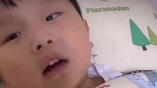 뭔가 알고있는 것 같은 5세 남자 어린이