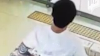 카드 꽂아달랬더니 문신 보여주는 남성.gif