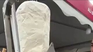 칼로 자르는 튀르키예 아이스크림