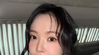 가슴골 노출하는 손나은 근황