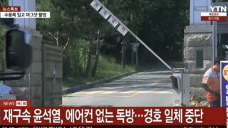 옷도 받고 사진도 찍어주는 호사 누리고 있는 윤석열