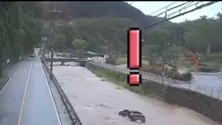 뒷유리문 깨고 탈출한 모녀