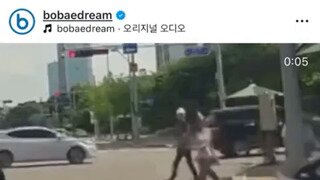 보행자에게 발차기한 배달기사